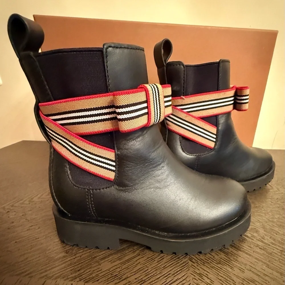 Burberry girls Dearington Check Chelsea Boots size 29 (US 11.5 Kids)